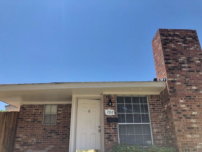 Building Photo - 704-706 Towne House Lane