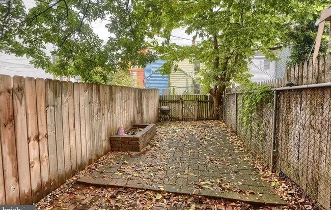 Building Photo - Spacious 3 Bedroom on 2nd