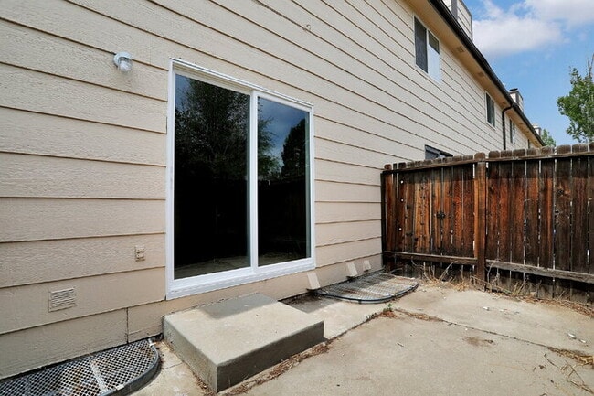 Building Photo - Fully Remodeled End-Unit Townhome Near Pet...
