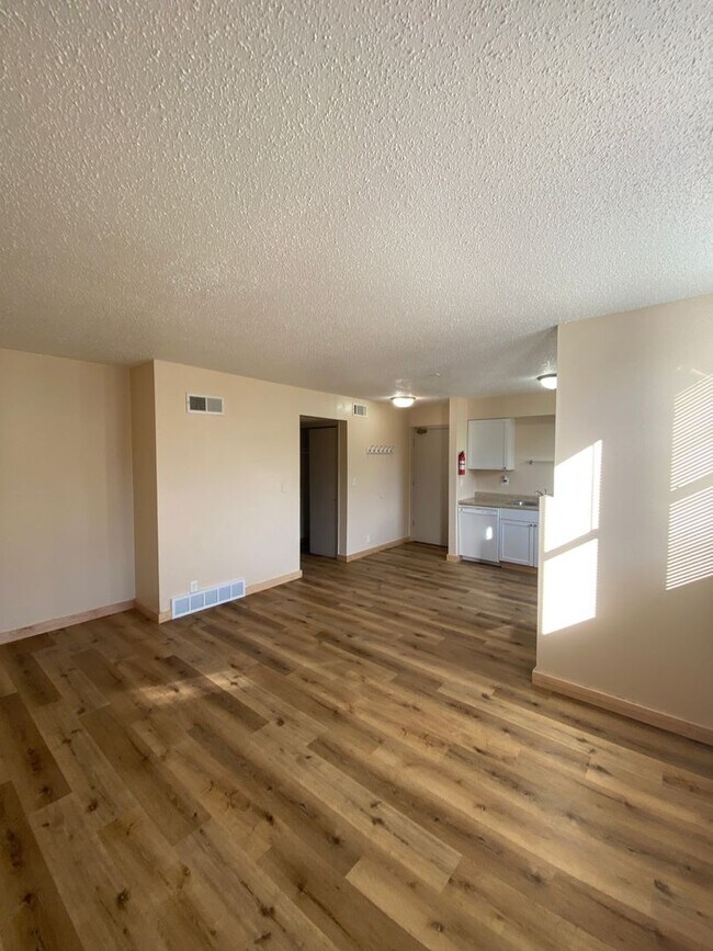 Building Photo - 304 Melody Ln