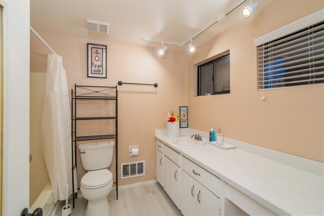 Building Photo - 1500 Lake Park Dr SW