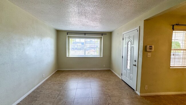 Building Photo - 3-Bed, 2-Bath Single Story Home with Big Y...