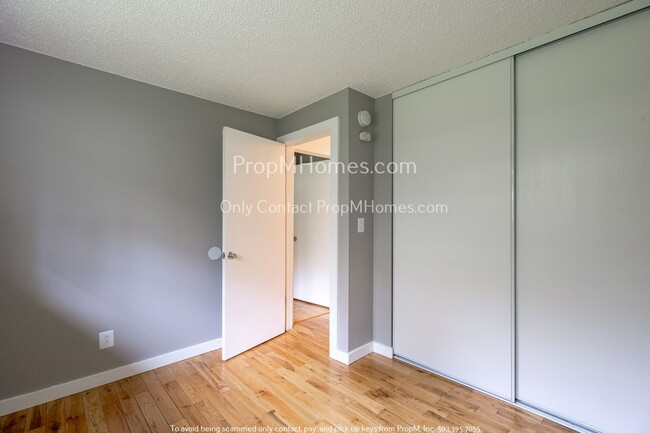 Building Photo - Charming Three Bedroom Awaits in West Linn!