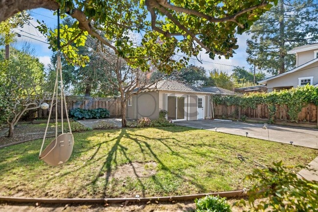 Building Photo - 319 Iris Way