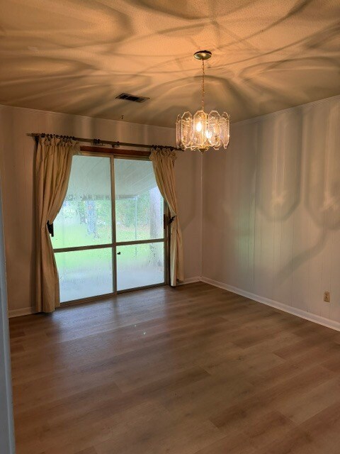 Building Photo - 513 Thunderbird Dr