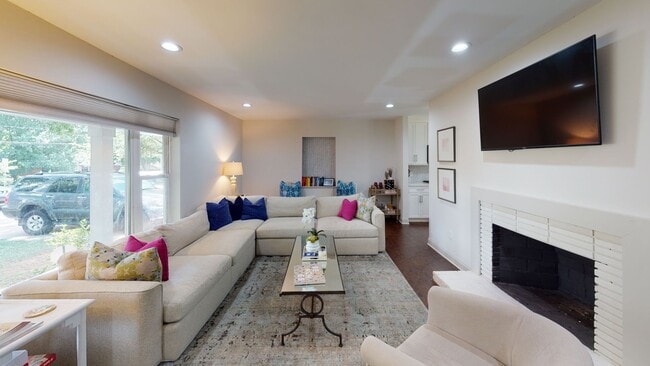 Building Photo - 1329 Mockingbird Ln