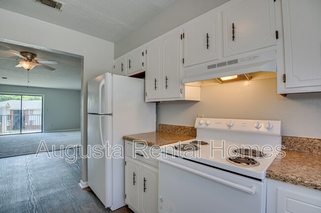 Building Photo - 2824 Thomas Ln