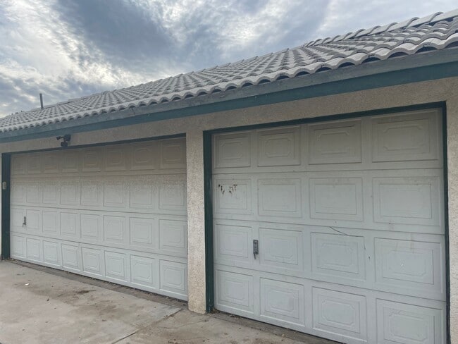 Building Photo - COMING SOON! APPLE VALLEY DESERT KNOLLS 4 ...