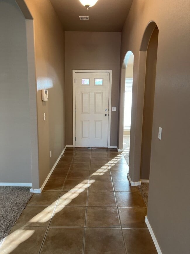 Building Photo - Welcome to this stunning 3-bedroom, 2-bathroom home located in the desirable Broken Arrow, OK.