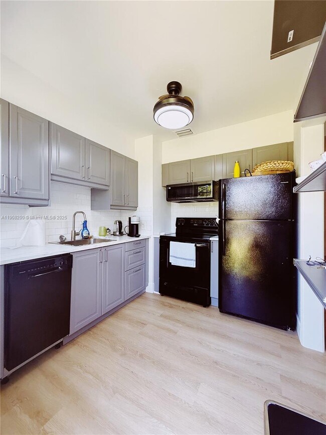 Building Photo - 1075 NE 120th St