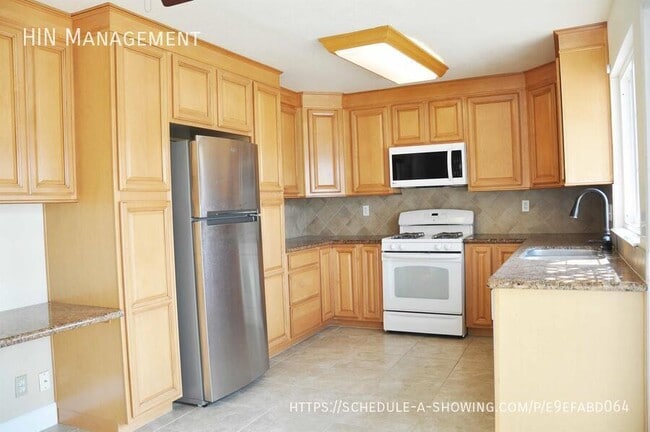 Building Photo - 2198 Goldcrest Cir