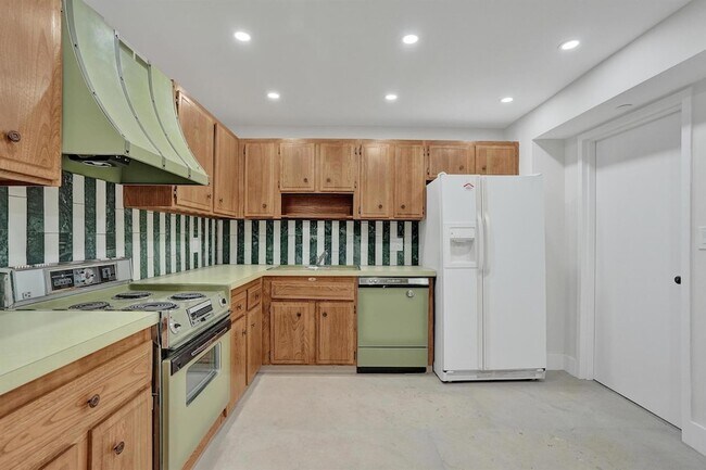 Building Photo - 1360 S Ocean Blvd