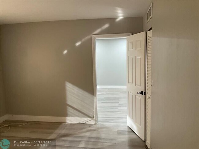 Building Photo - 6101 N Falls Cir Dr