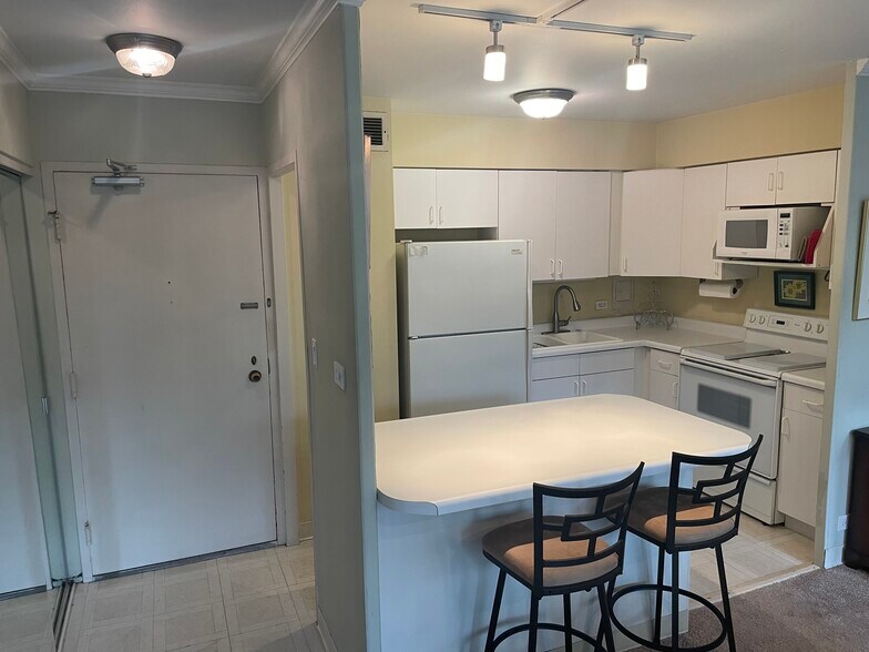 Building Photo - 30 E Elm St