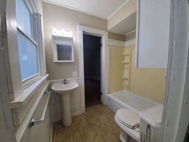 Building Photo - 2 bedroom, 1 bathroom with 1 car garage!