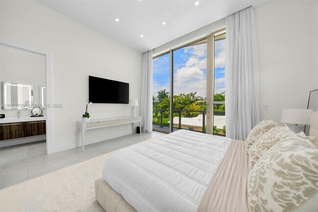 Building Photo - West 47th Street, Miami Beach, FL 33140 - 5 BR 5 BA single-family home