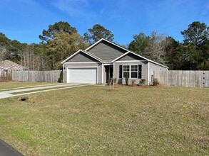 Building Photo - 4 Bedroom 2 Bathroom House Available Now