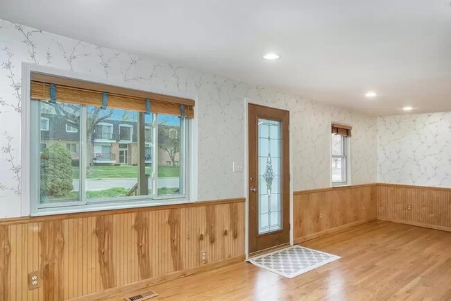 Building Photo - 4980 Ainsley Ave