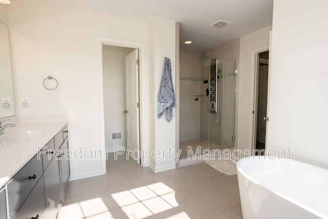 Building Photo - 2425 Morgans Point Dr