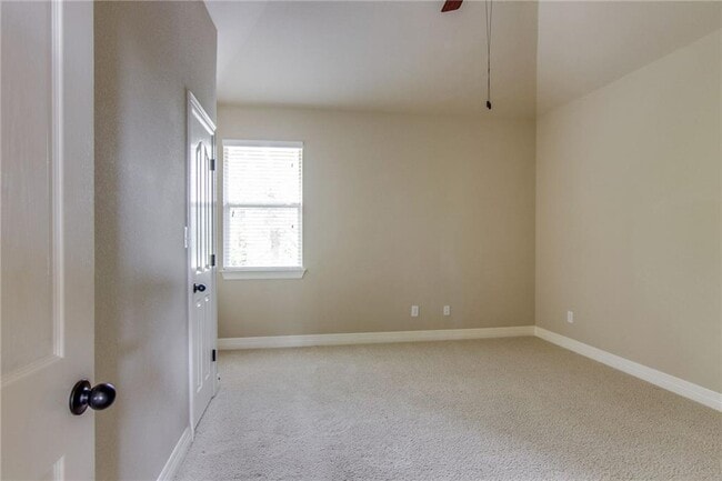 Building Photo - 15400 Interlachen Dr