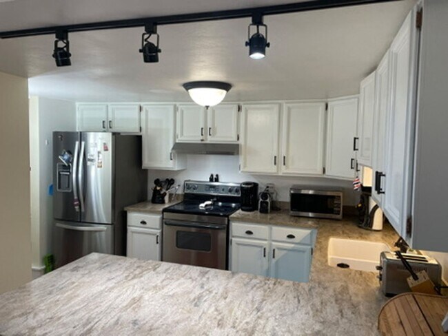 Building Photo - 3 Bedroom Townhouse Minutes from Canyons