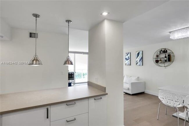 Building Photo - 100 Bayview Dr