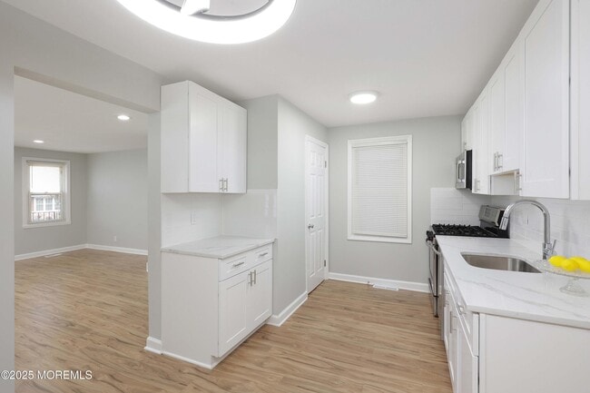 Building Photo - 811 Shore Concourse