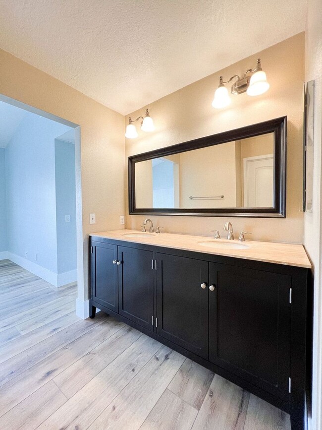 Building Photo - Tustin 2 Bed 2 Bath Home - Wood Floors - C...