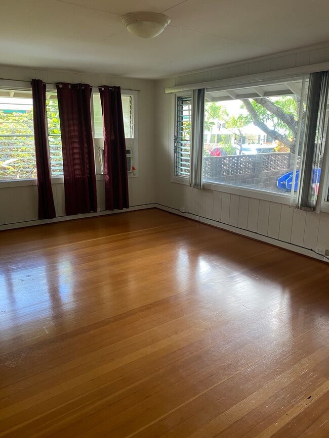 Building Photo - Pet Friendly on a Quiet Beach Lane