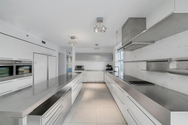 Building Photo - 5801 Collins Ave