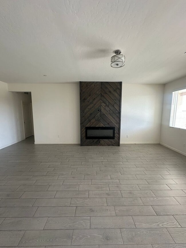 Building Photo - Nearly New 4 bedroom 2.5 bathroom
