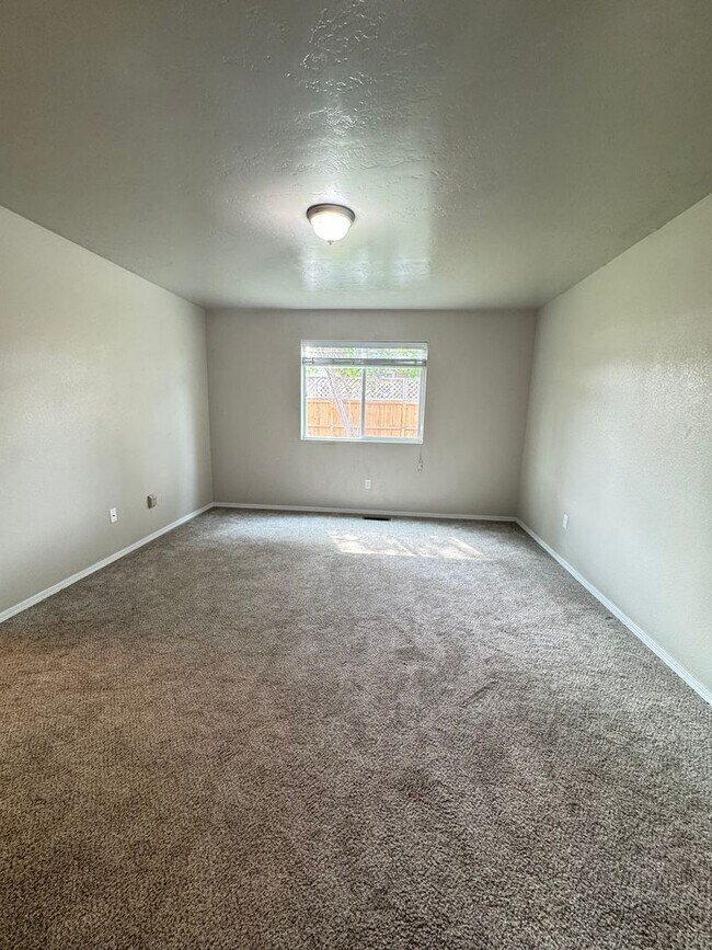 Building Photo - MOVE IN TODAY! Single level floorplan in d...
