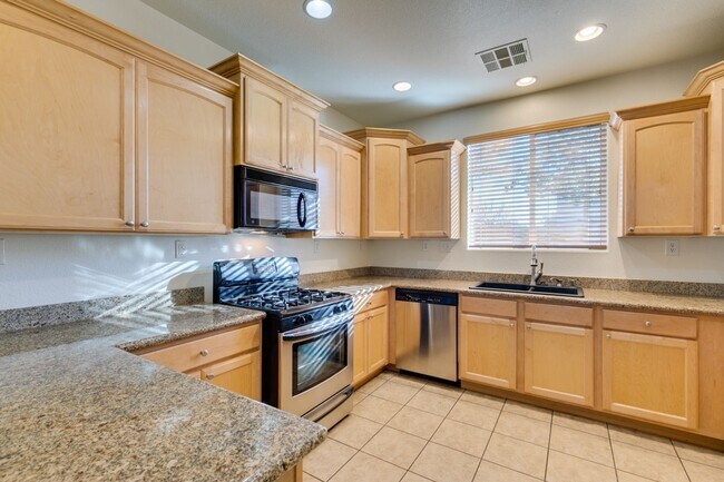 Building Photo - Great 3 bedroom house with a large loft an...