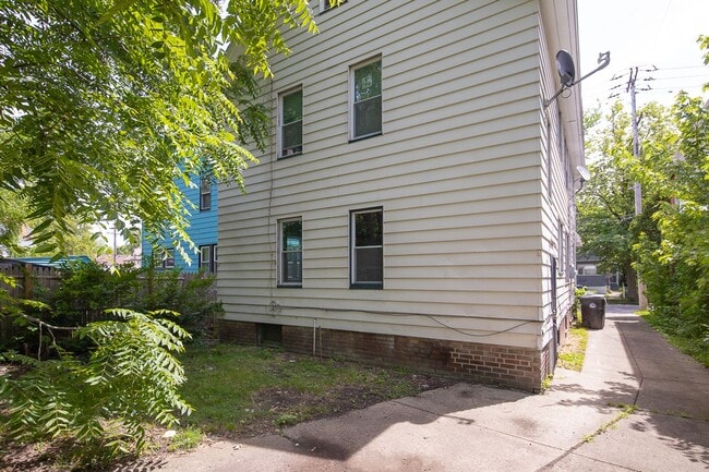 Building Photo - 364 E 161st St