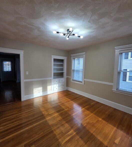 Building Photo - 37 Pine St