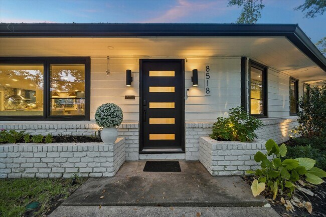 Building Photo - 8518 Westview Dr