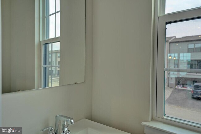 Building Photo - 324 E Grn St