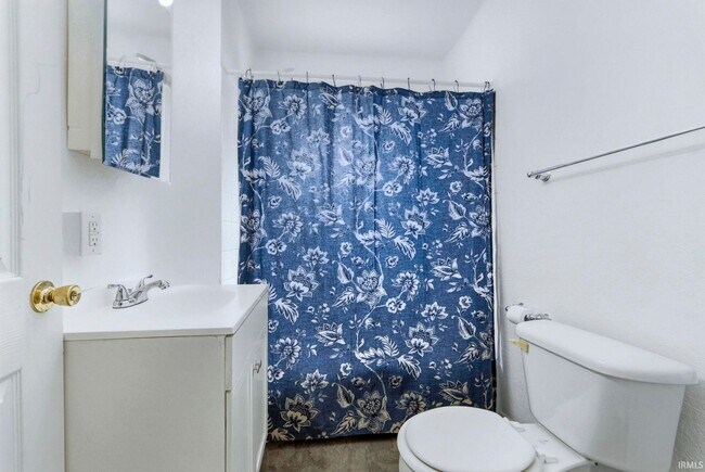 Building Photo - 3 bedroom available for immediate move i!