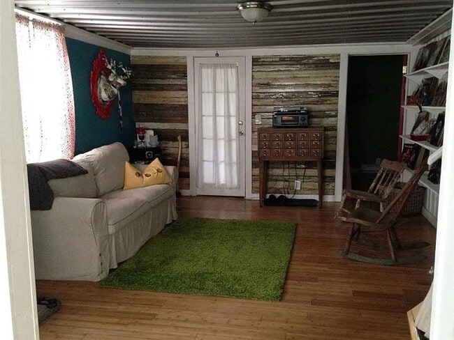 Building Photo - Cozy 3-Bedroom Home with Private Yard in Livingston Manor for November 1st!