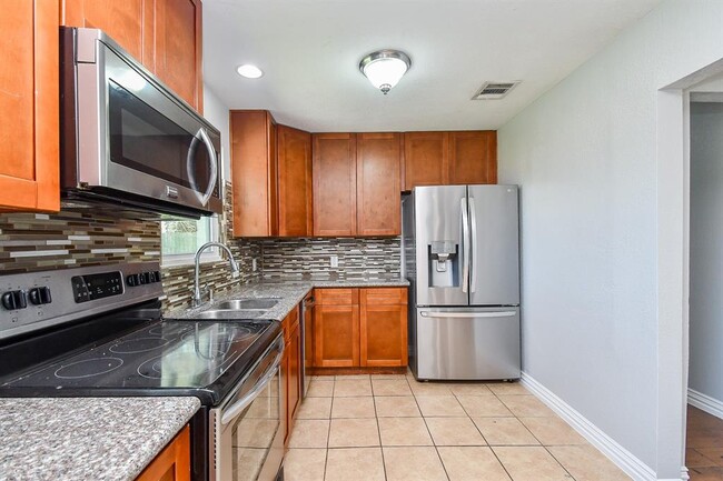 Building Photo - 455 Glenburnie Dr
