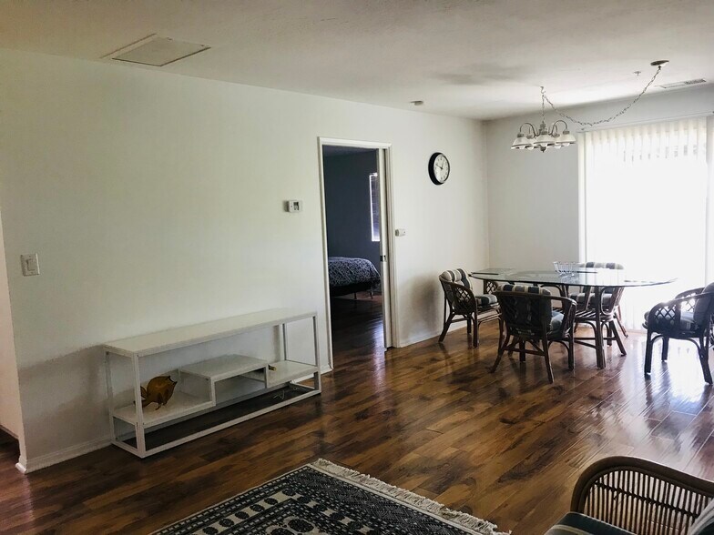 Building Photo - 1414 Sweetbriar Cir