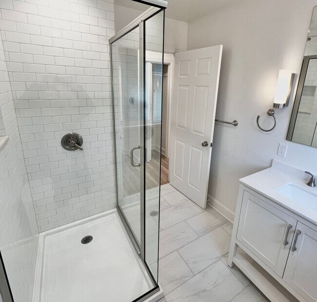 Building Photo - Newly Renovated 3 bed 2 bath With Huge Bac...
