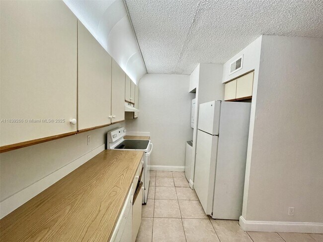 Building Photo - 2624 Riverside Dr