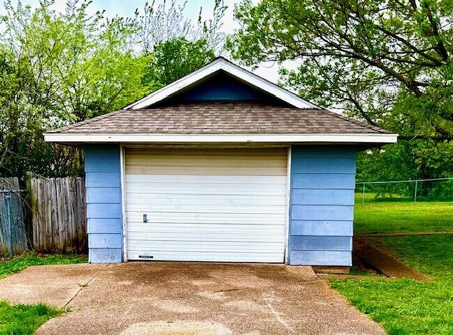 Building Photo - Charming 3-Bed, 2-Bath Home in China Sprin...