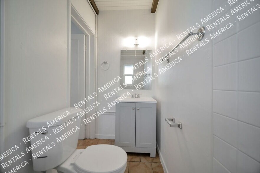 Building Photo - 3050 N Sparkman Blvd