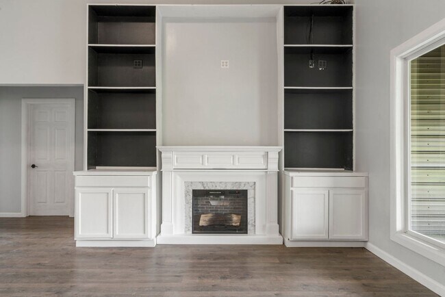 Building Photo - Modern Comfort on 1 Acre in Coweta – Available Now!