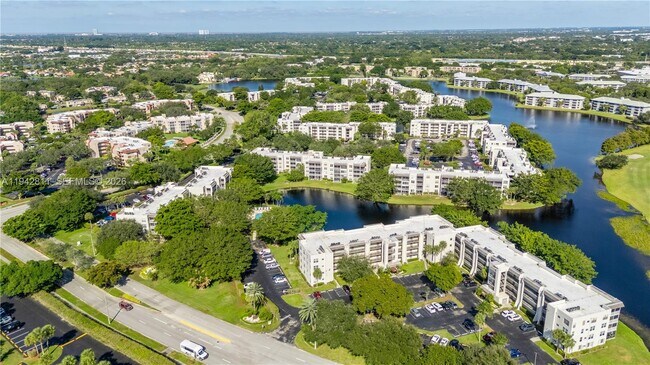 Building Photo - 9340 Lagoon Pl