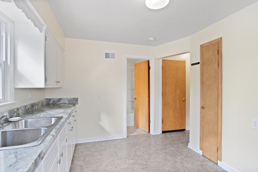 Building Photo - 2637 S 51st St