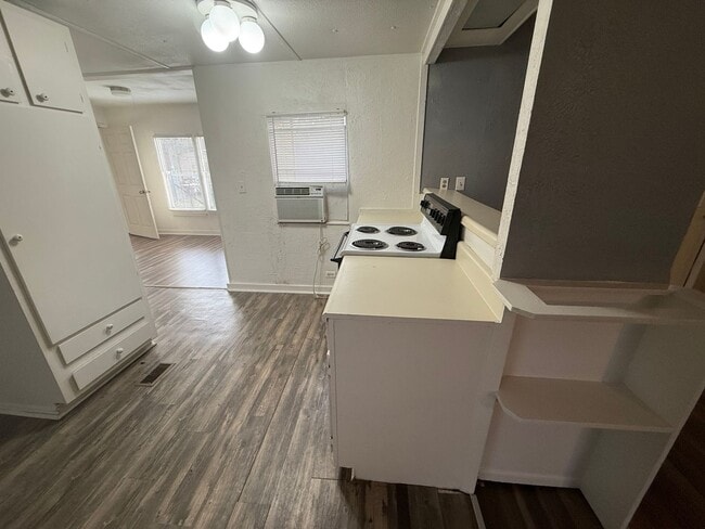 Building Photo - 16584 Lakeway Cir