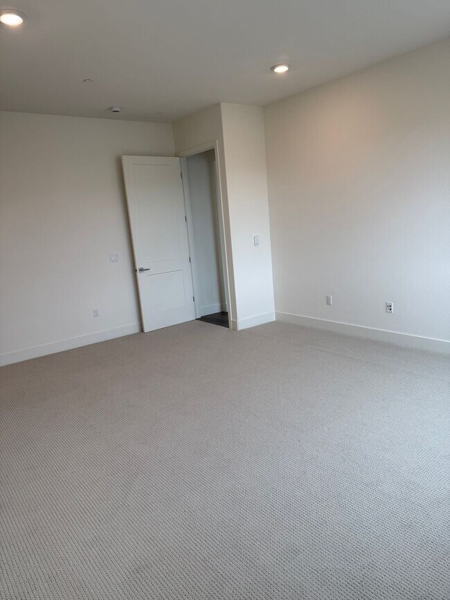 Building Photo - $4,800 / 3 BR – LUXURY TOP-FLOOR UNIT IN WARM SPRINGS WITH RESORT-STYLE AMENITIES